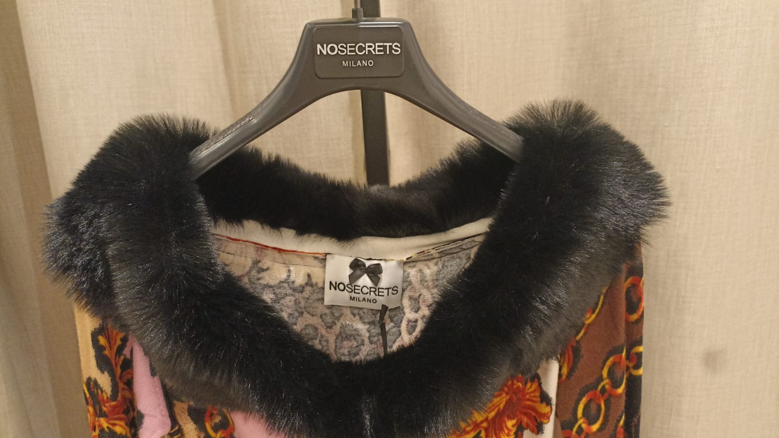 NOSECRETS MAGLIA CON COLLO DI PELLICCIA FANTASIA